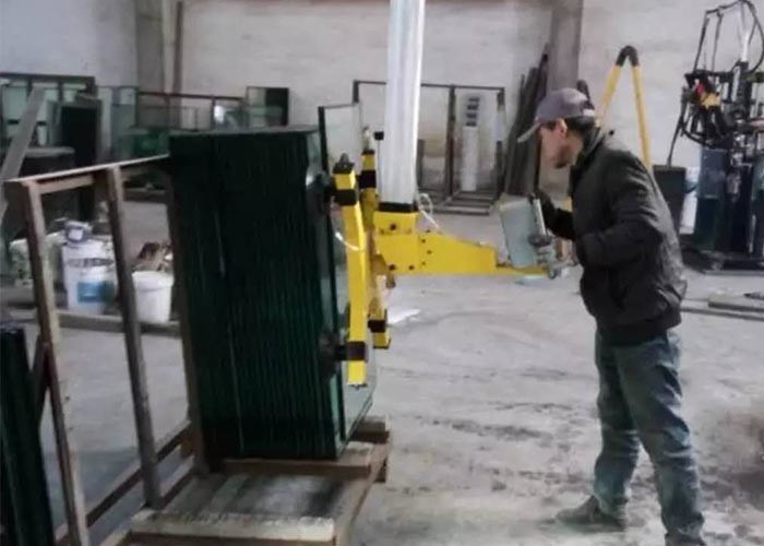 Linha de produção de vidro de isolamento de levantamento do guindaste 800KG do modilhão e guindaste de vidro com quatro otários