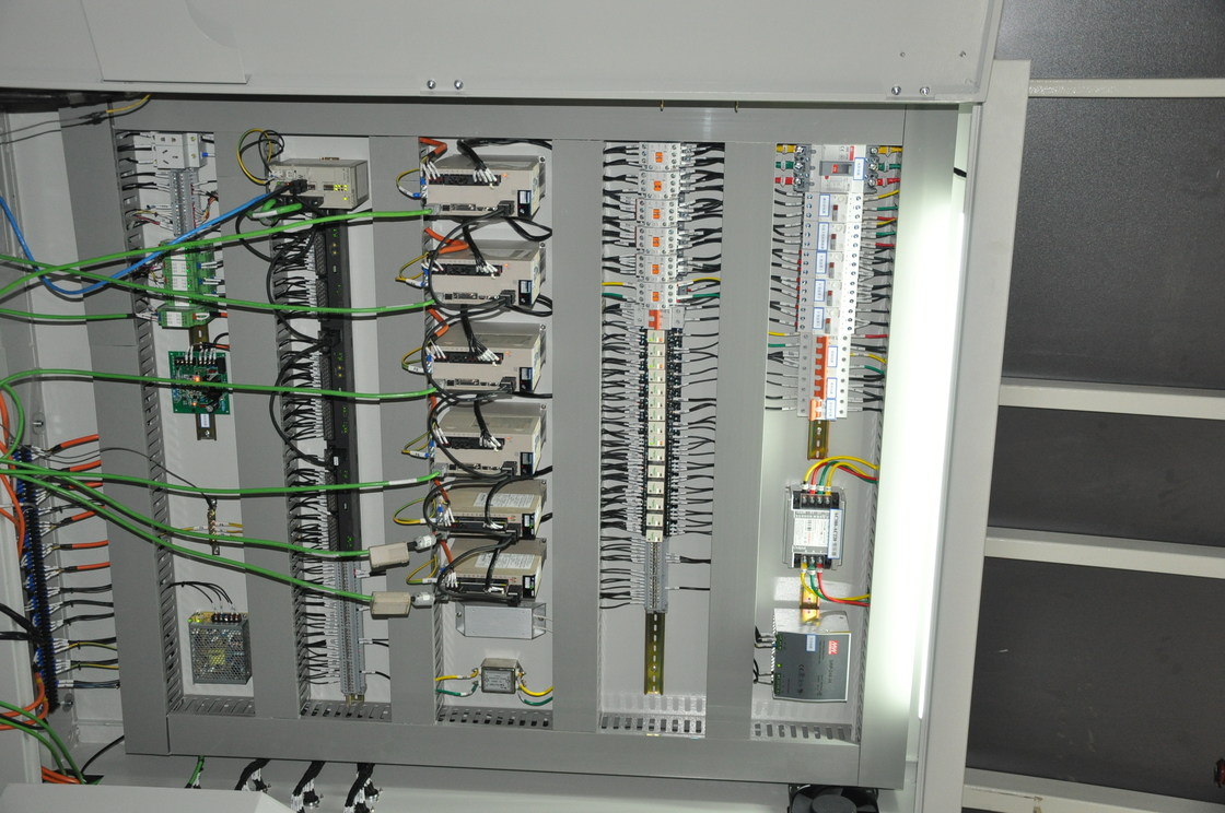 Linha de produção de vidro de isolamento vertical/servos motores de isolamento do robô 8 de vidro da selagem