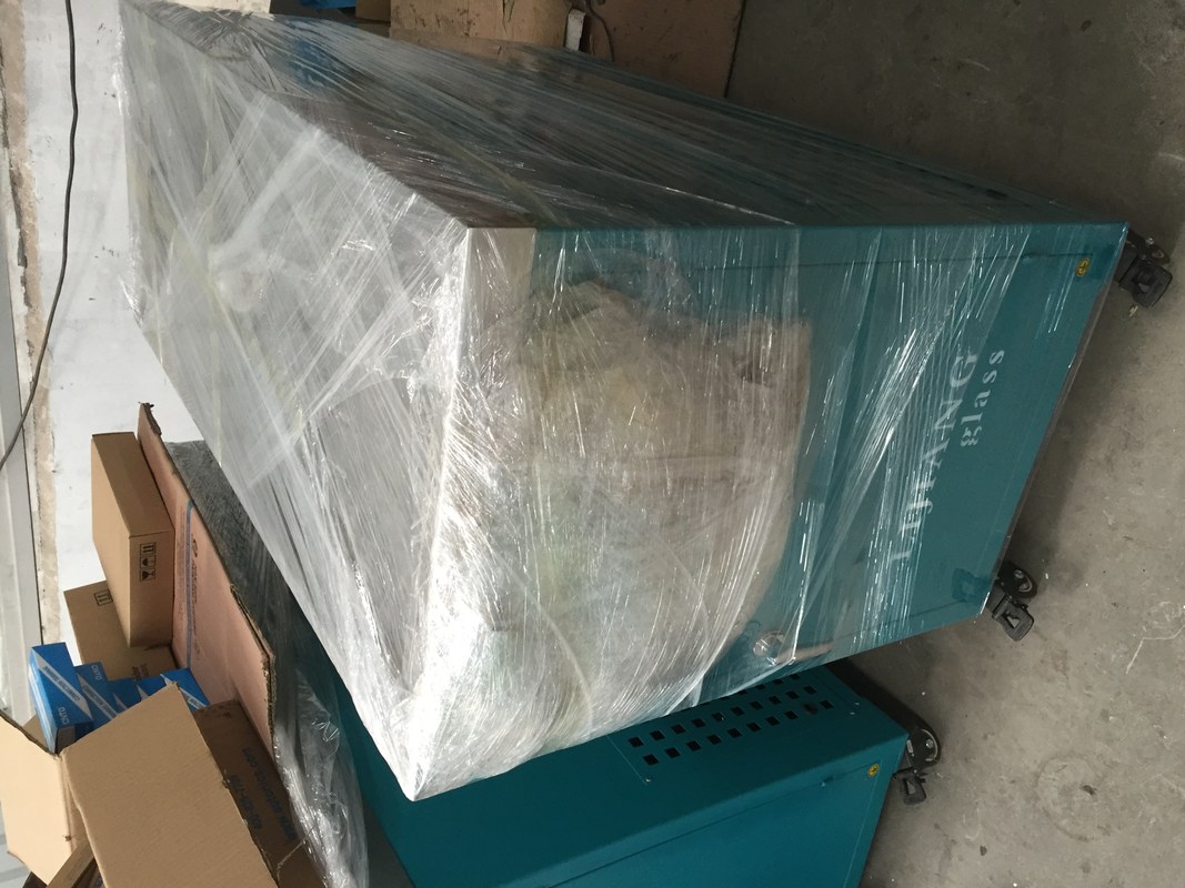 O congelador da arma de colagem é usado no processo da colagem do vidro do controle central, e a arma de colagem manual é armazenada no