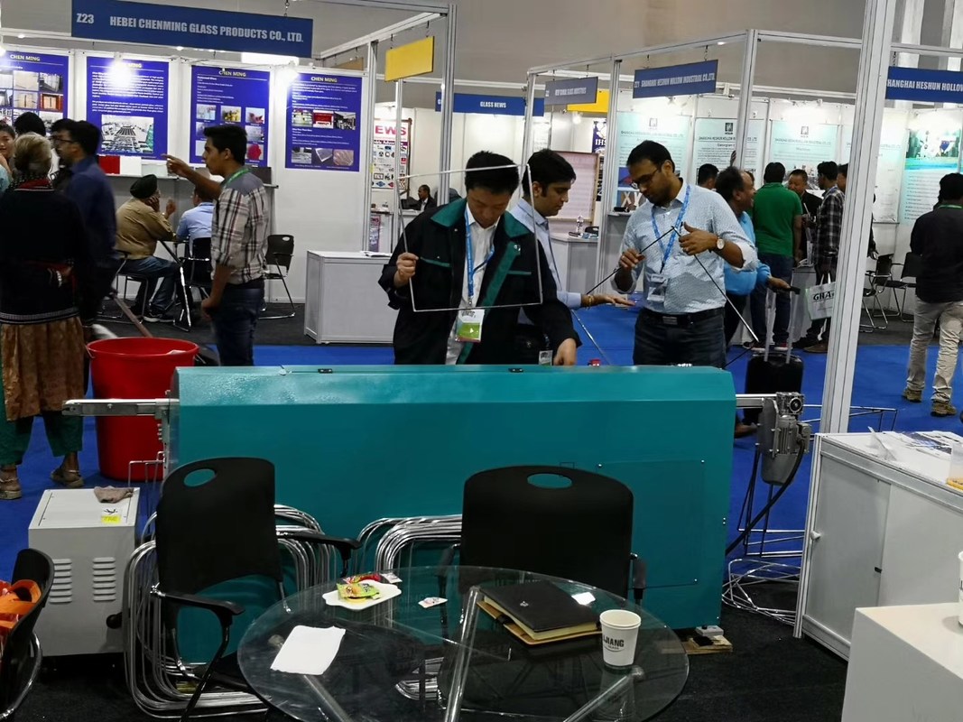 O tipo de máquina butílica da extrusora LJTB01 é usado espalhando os quadros de alumínio do espaçador uniformemente com butilo quente do derretimento