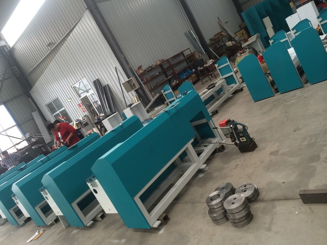 A máquina butílica da extrusora LJTB01 é usada espalhando os quadros de alumínio do espaçador uniformemente com butilo quente do derretimento.