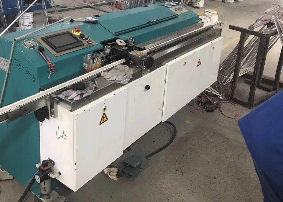 A máquina butílica da extrusora LJTB01 é usada espalhando os quadros de alumínio do espaçador uniformemente com butilo quente do derretimento.