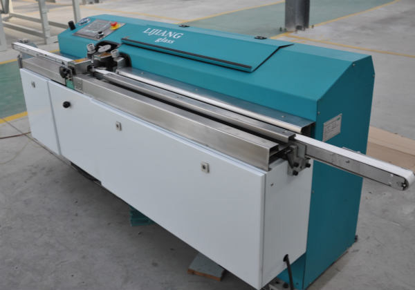 O tipo de máquina butílica da extrusora LJTB01 é usado espalhando os quadros de alumínio do espaçador uniformemente com butilo quente do derretimento