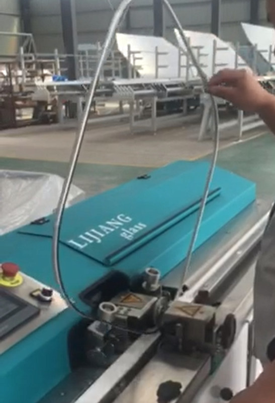 O tipo de máquina butílica da extrusora LJTB01 é usado espalhando os quadros de alumínio do espaçador uniformemente com butilo quente do derretimento.