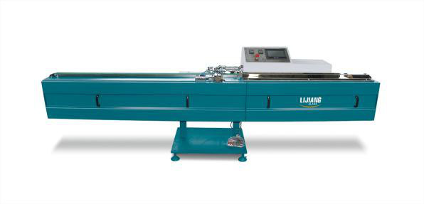 O tipo de máquina butílica da extrusora LJTB01 é usado espalhando os quadros de alumínio do espaçador uniformemente com butilo quente do derretimento.