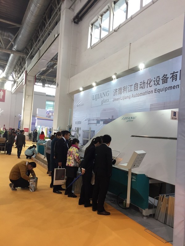 A máquina de dobra automática do espaçador é um equipamento especial para fazer os quadros de alumínio do vidro de isolamento