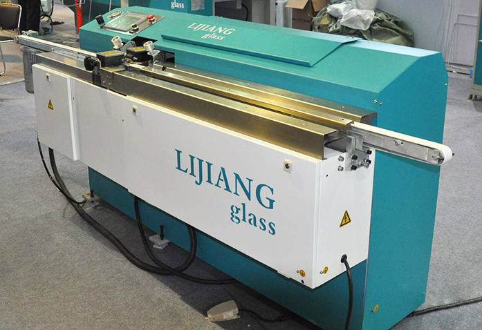 O tipo de máquina butílica da extrusora LJTB01 é usado espalhando os quadros de alumínio do espaçador uniformemente com butilo quente do derretimento.