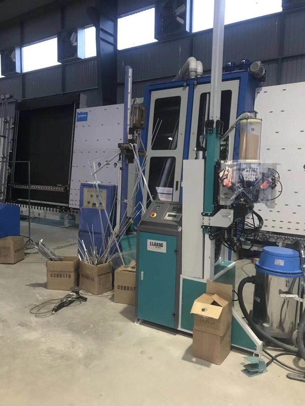 Linha de produção de vidro de isolamento poderosa máquina de enchimento dessecante automaticamente nos quadros do espaçador