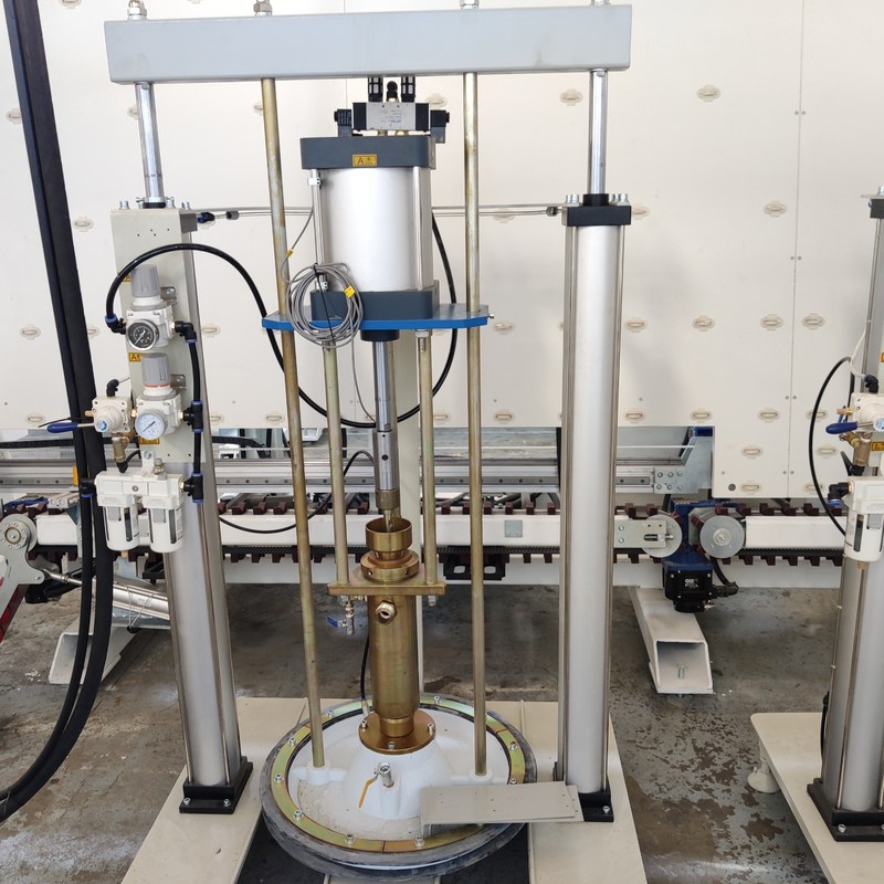 O vidro vertical automático do dobro isolou a máquina de selagem de vidro do robô para o processamento de espalhamento do vedador